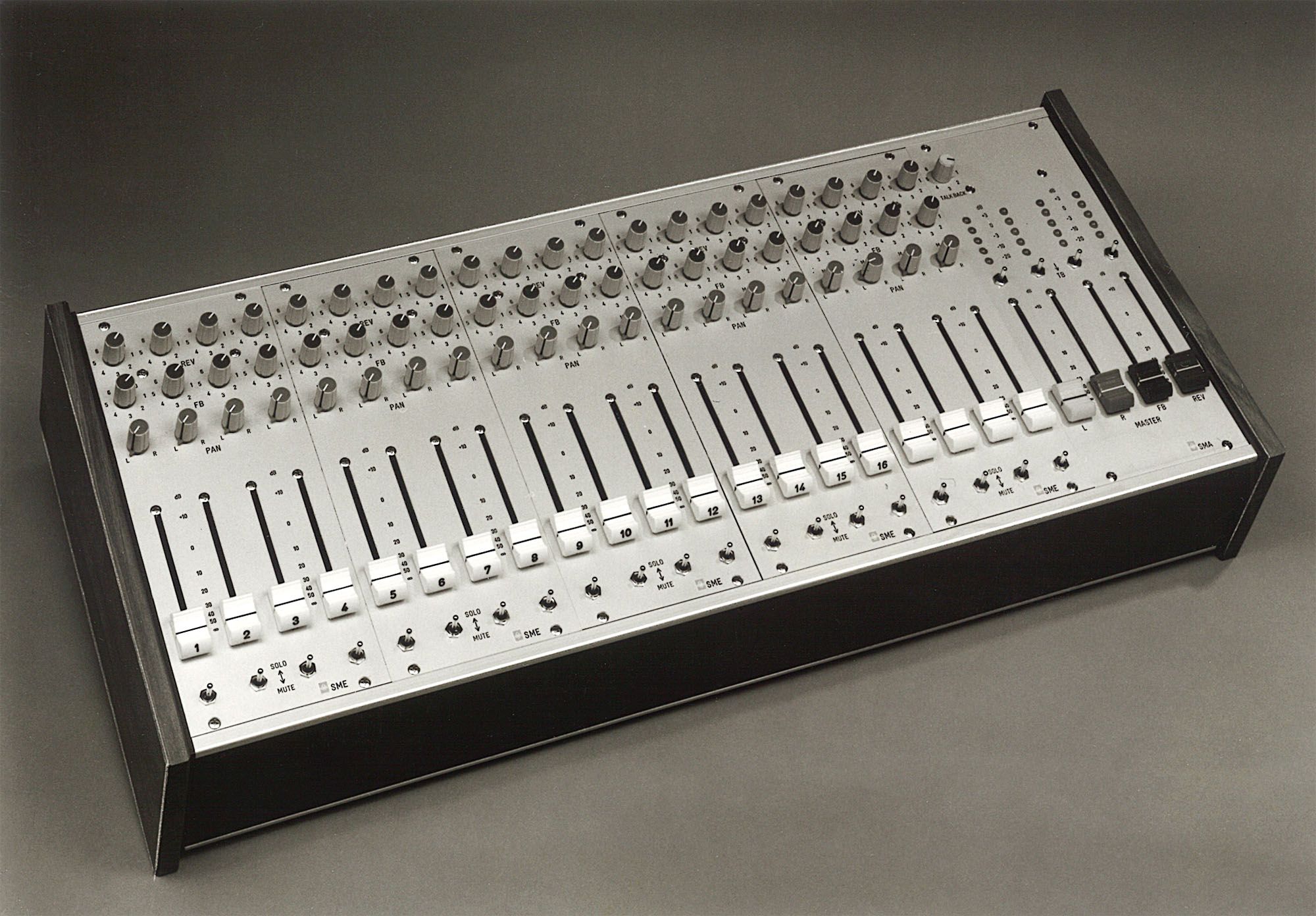 EMT SM 16 mixing desk